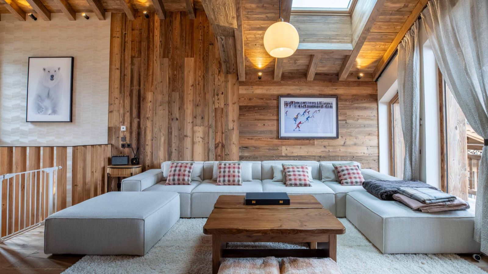 Luxury-ski-chalet-Chalet Yolo -oxford-ski Lounge (2).jpg