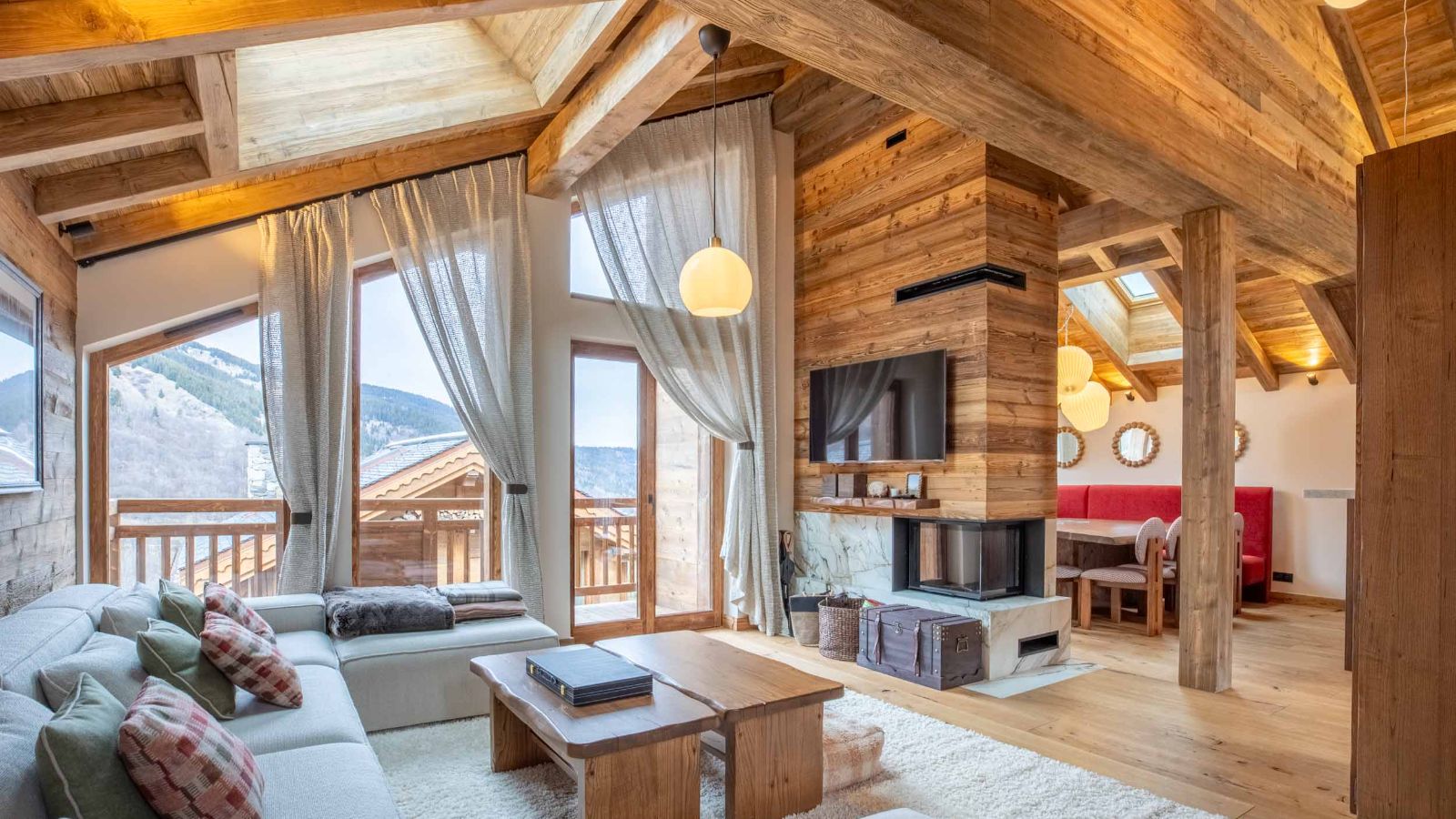 Luxury-ski-chalet-Chalet Yolo -oxford-ski Lounge (3).jpg