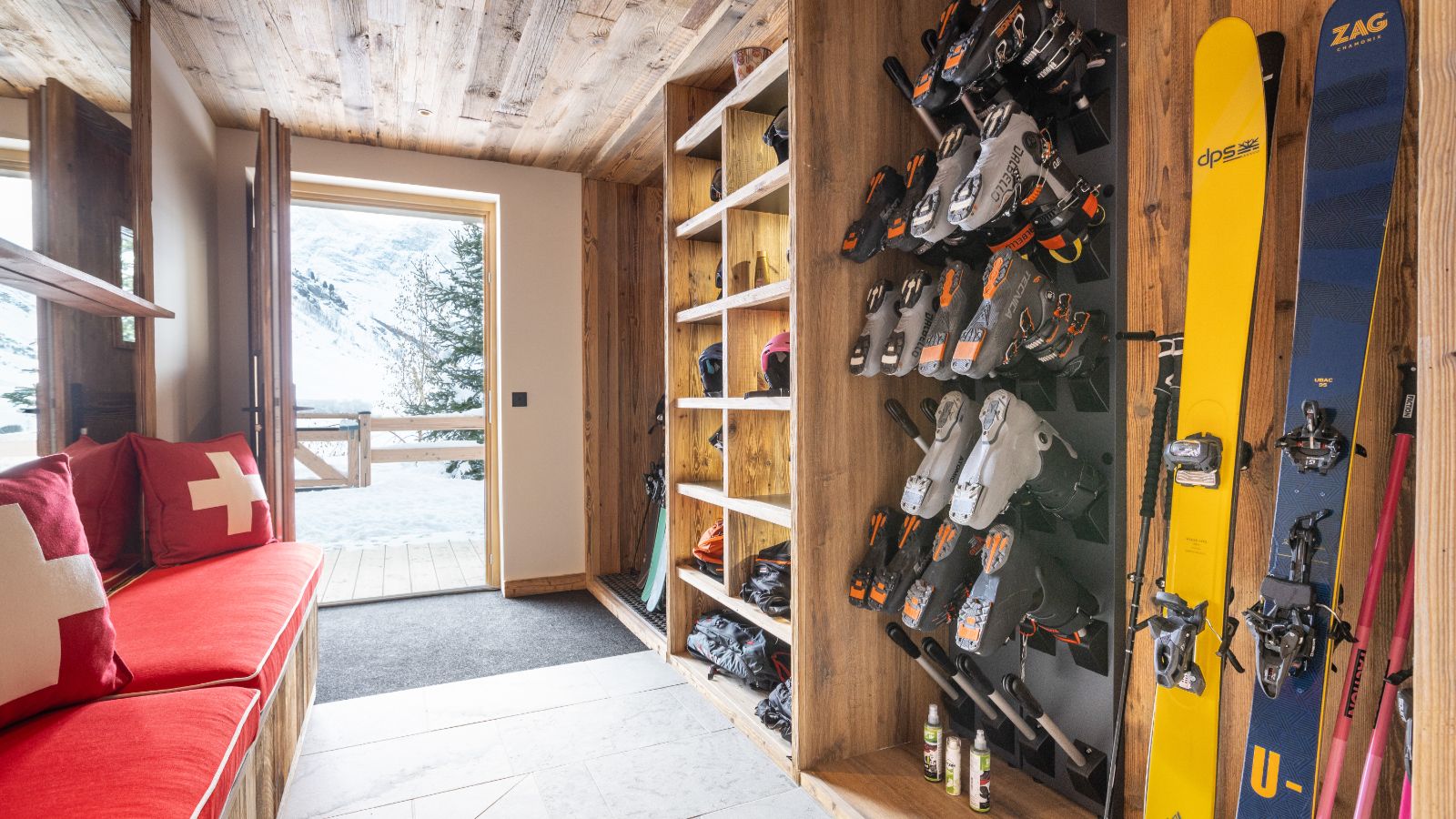 Luxury-ski-chalet-Chalet Marius-oxford-ski Ski room  (4).jpg