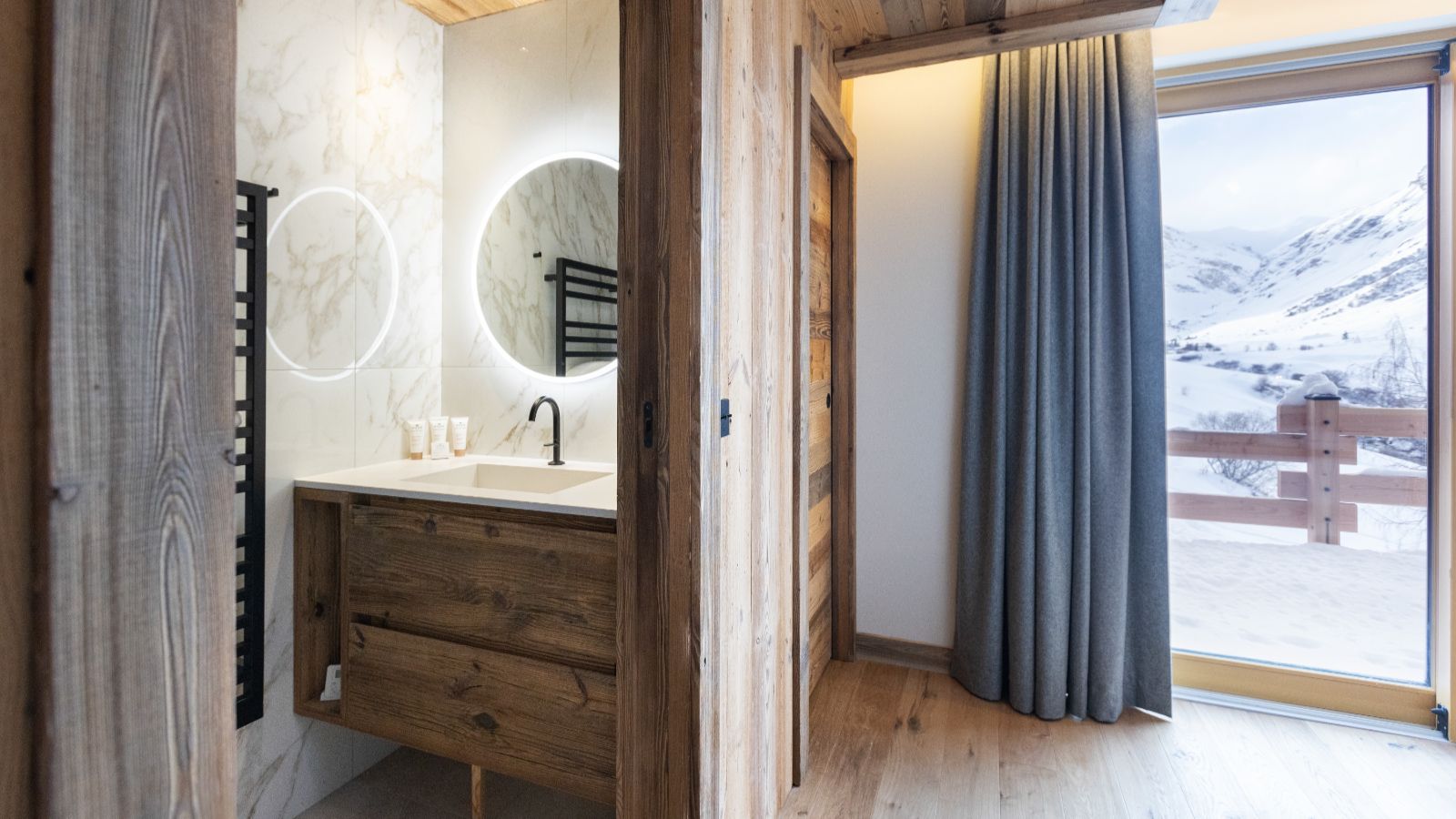 Luxury-ski-chalet-Chalet Marius-oxford-ski Bathroom.jpg