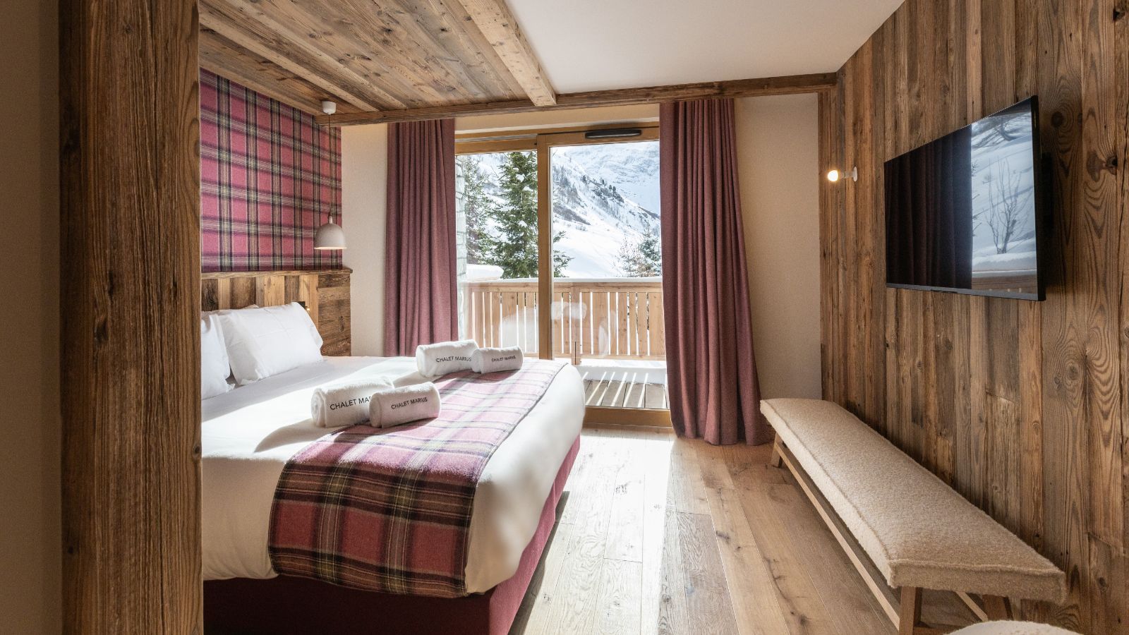 Luxury-ski-chalet-Chalet Marius-oxford-ski Bedroom  (1).jpg