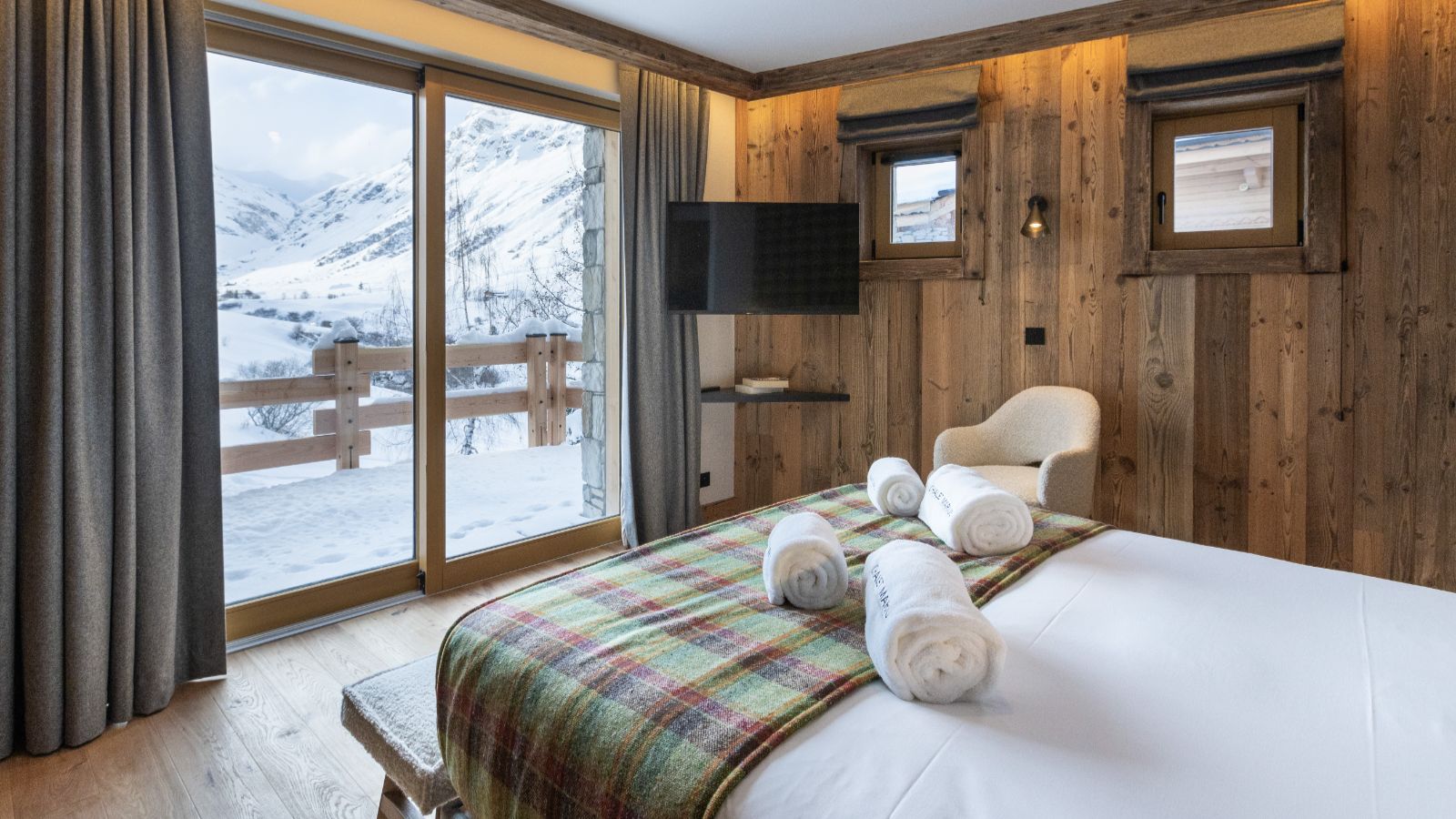 Luxury-ski-chalet-Chalet Marius-oxford-ski Bedroom (12).jpg