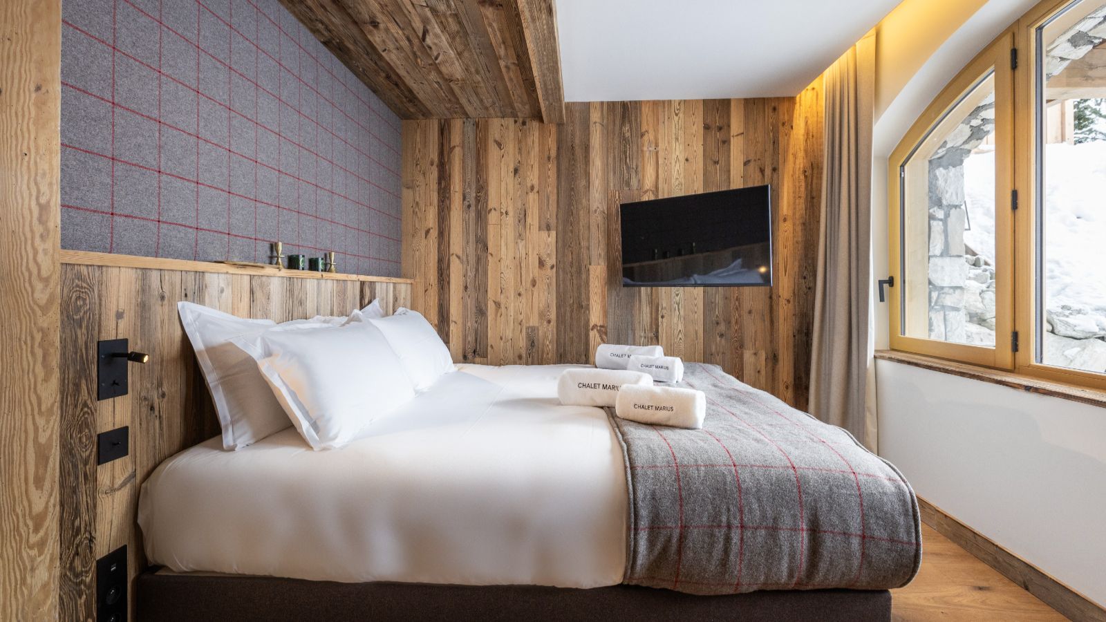 Luxury-ski-chalet-Chalet Marius-oxford-ski Bedroom (16).jpg