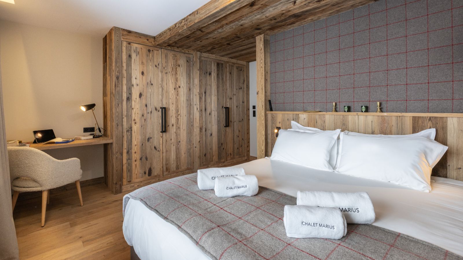 Luxury-ski-chalet-Chalet Marius-oxford-ski Bedroom (17).jpg
