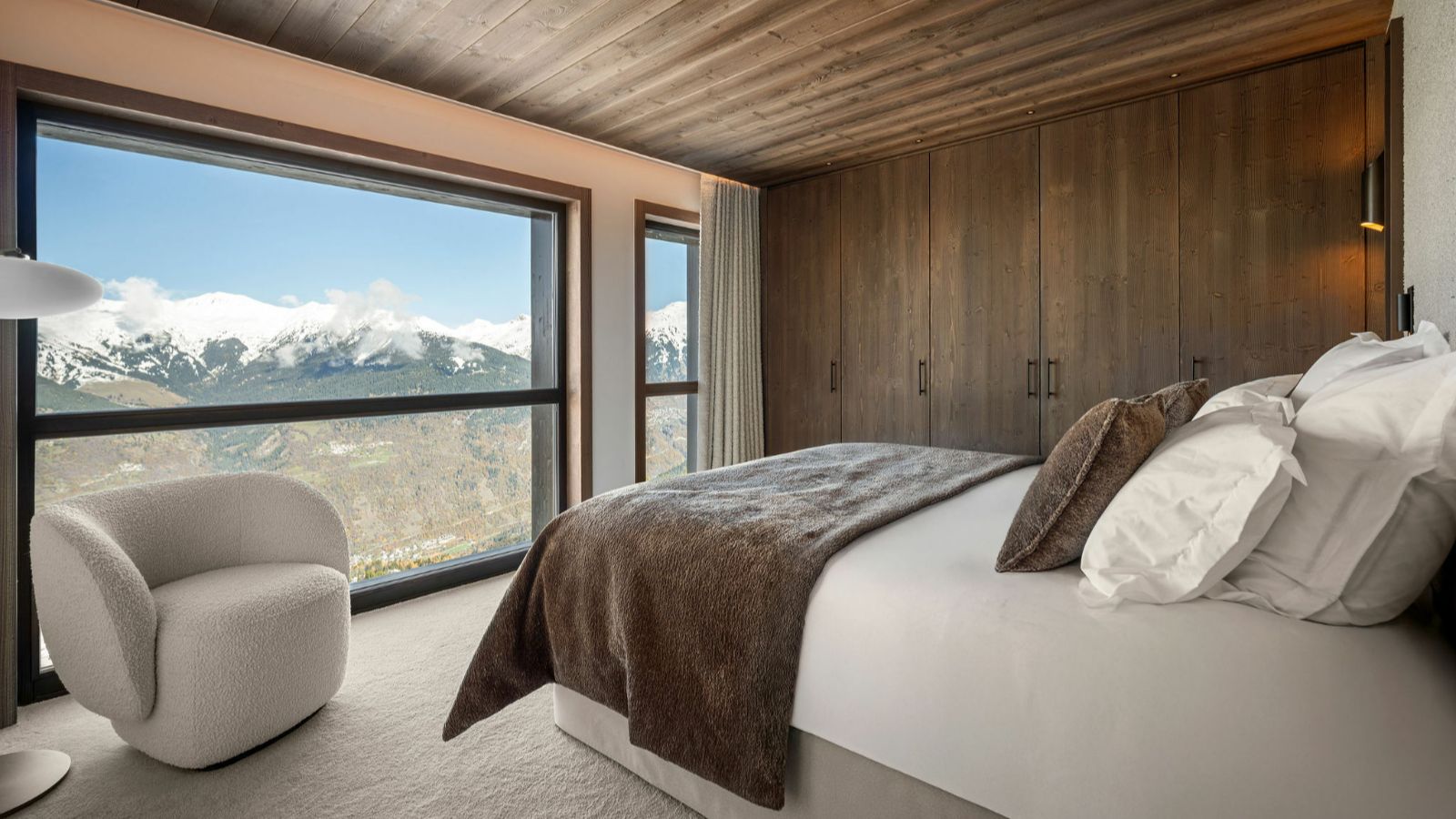 Luxury-Ski-Chalet-Courchevel-1850-Atmosphere-1850-Oxford-Ski-Bedroom (16).jpg