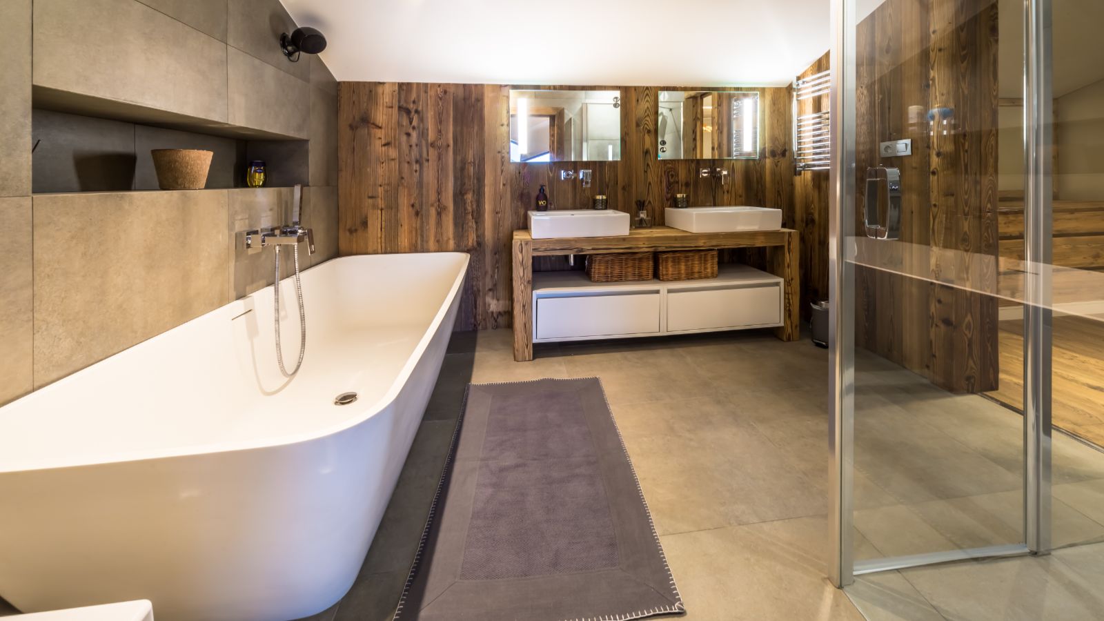 Chalet Kapa Elevation Alps Master Ensuite.jpg