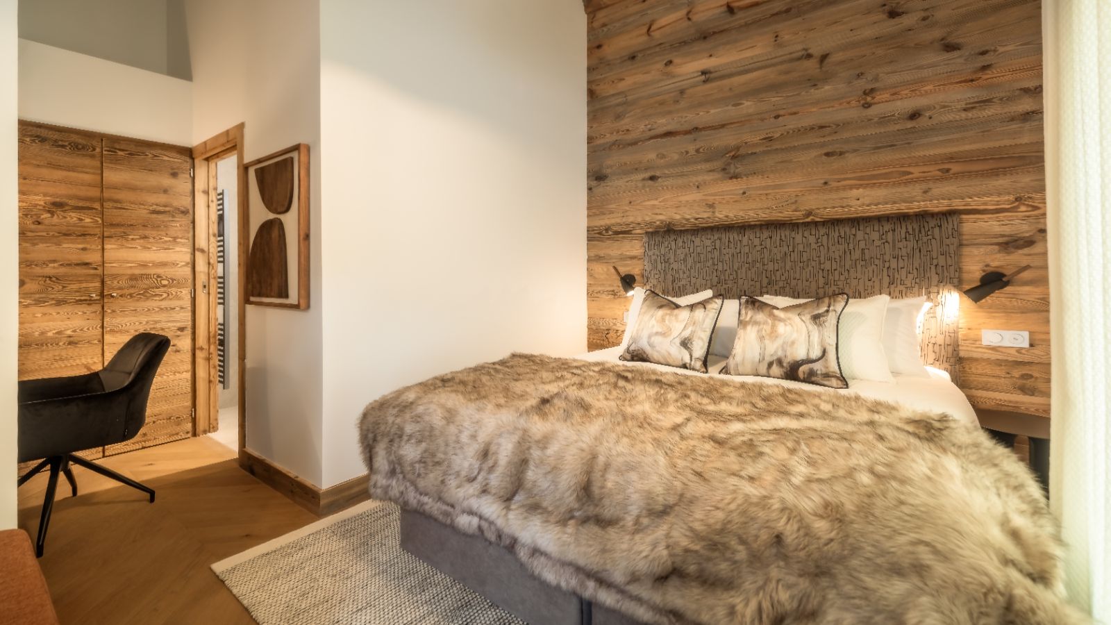 ElevationAlps - Penthouse Snowgum - Bedroom 1.jpg