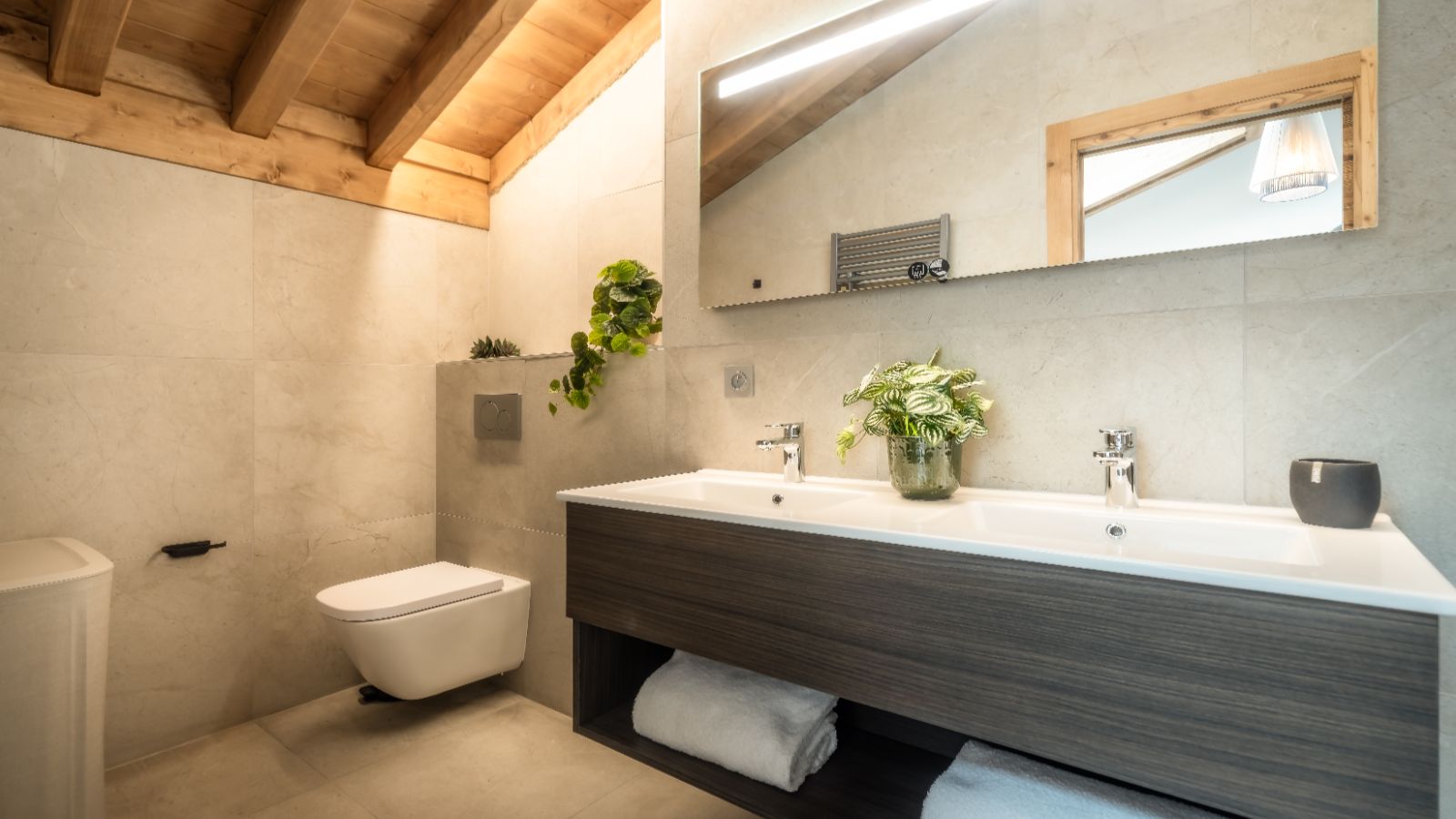 ElevationAlps - Penthouse Snowgum - Bedroom 3 Ensuite.jpg