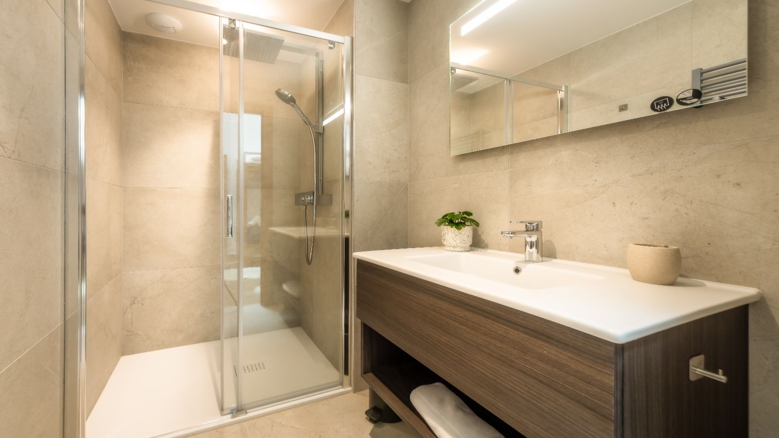 ElevationAlps - Penthouse Snowgum - Bedroom 4 Ensuite.jpg