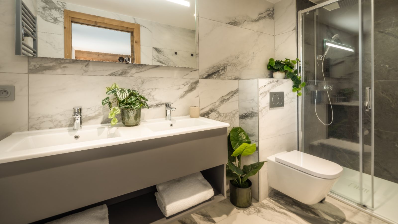 ElevationAlps - Penthouse Snowgum - Bedroom 5 Ensuite.jpg