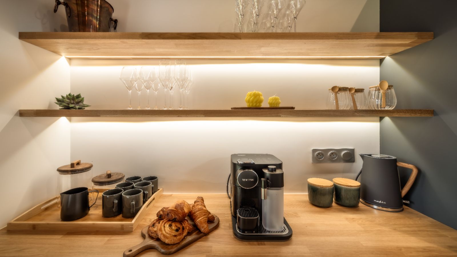 ElevationAlps - Penthouse Snowgum - Drinks Area.jpg