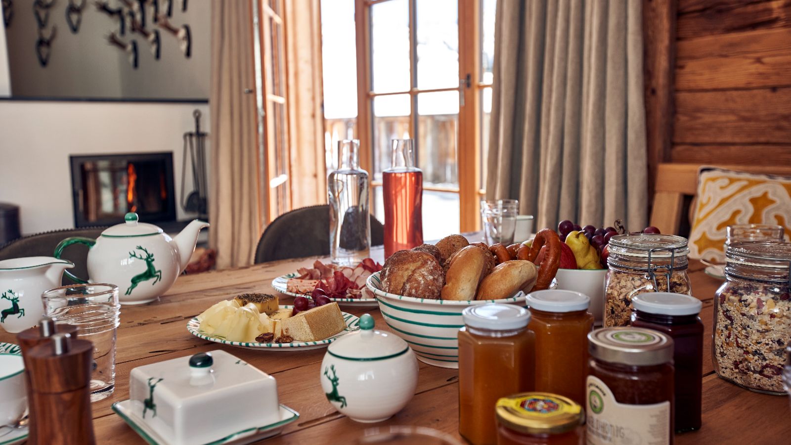 Luxury-ski-chalet-Skyfall apartment 003-oxford-ski (4).jpg