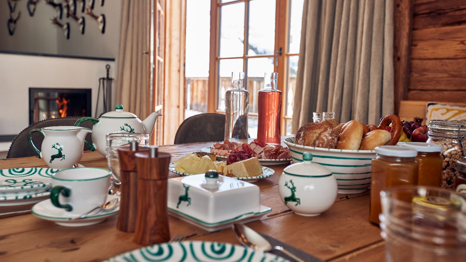 Luxury-ski-chalet-Skyfall apartment 003-oxford-ski Lounge.jpg