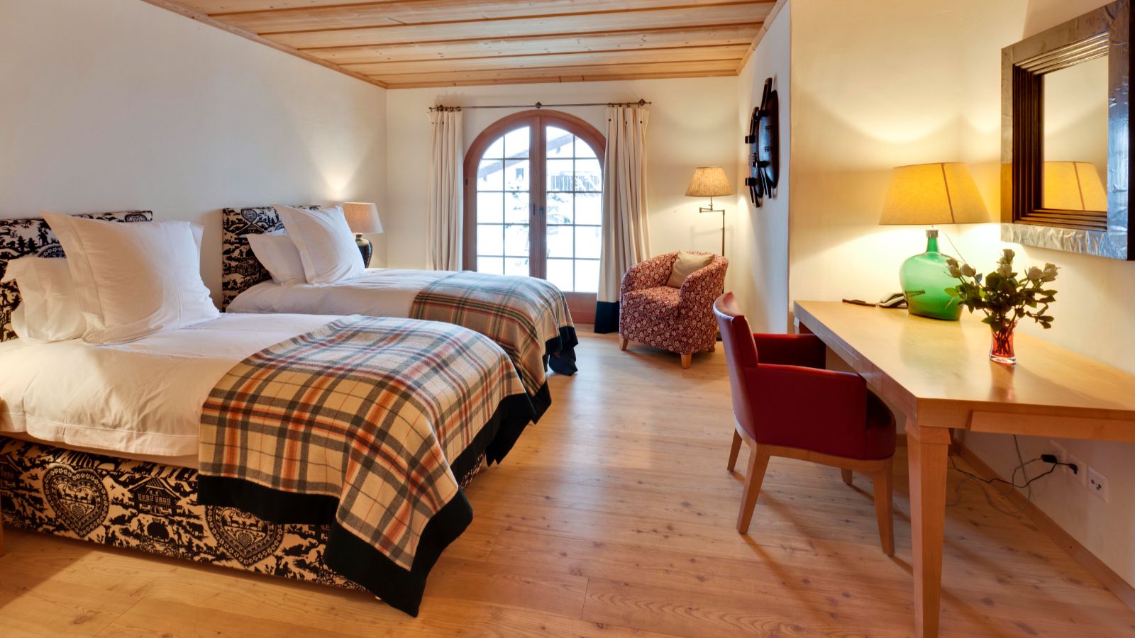 Luxury-ski-chalet- Casa Chimera-oxford-ski Bedroom (3).jpg