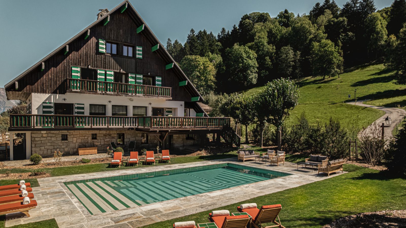 Luxury-ski-chalet Sarto -oxford-ski Chalet and Pool (2).jpg