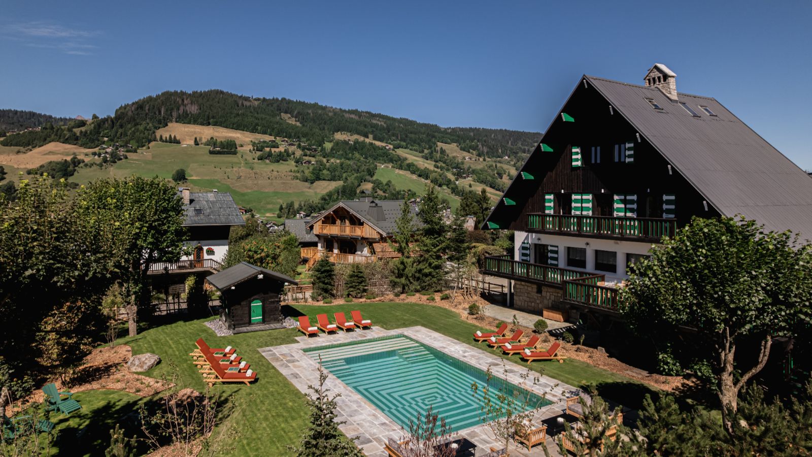 Luxury-ski-chalet Sarto -oxford-ski Chalet and Pool.jpg
