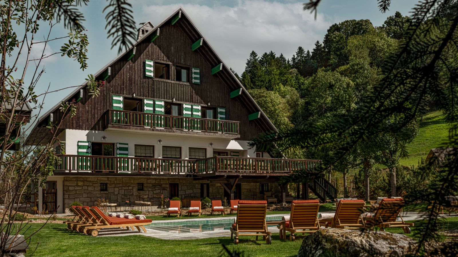 Luxury-ski-chalet Sarto -oxford-ski Chalet Outside.jpg