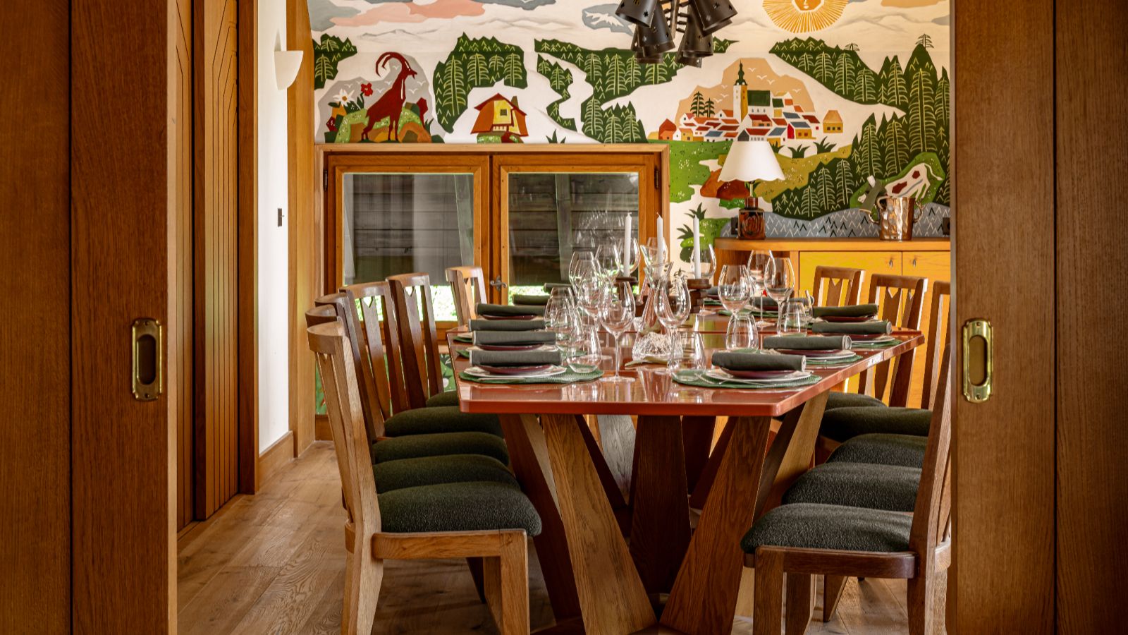 Luxury-ski-chalet Sarto -oxford-ski Dining (5).jpg