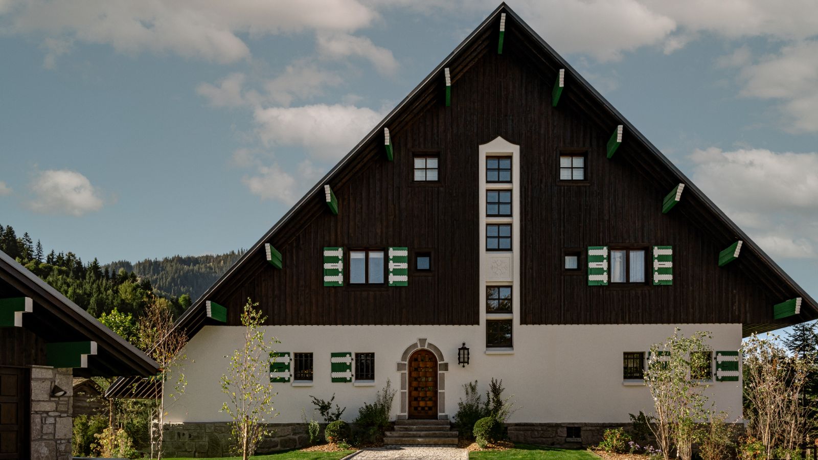 Luxury-ski-chalet Sarto -oxford-ski Outside Chalet (2).jpg