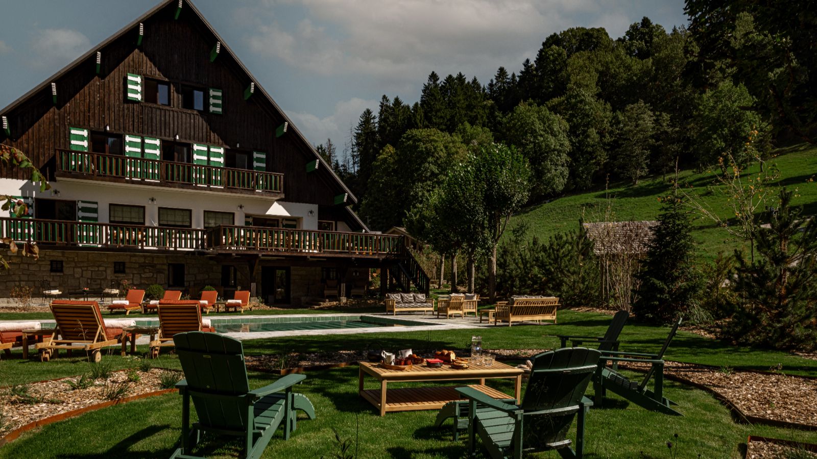 Luxury-ski-chalet Sarto -oxford-ski Outside Chalet Pool.jpg