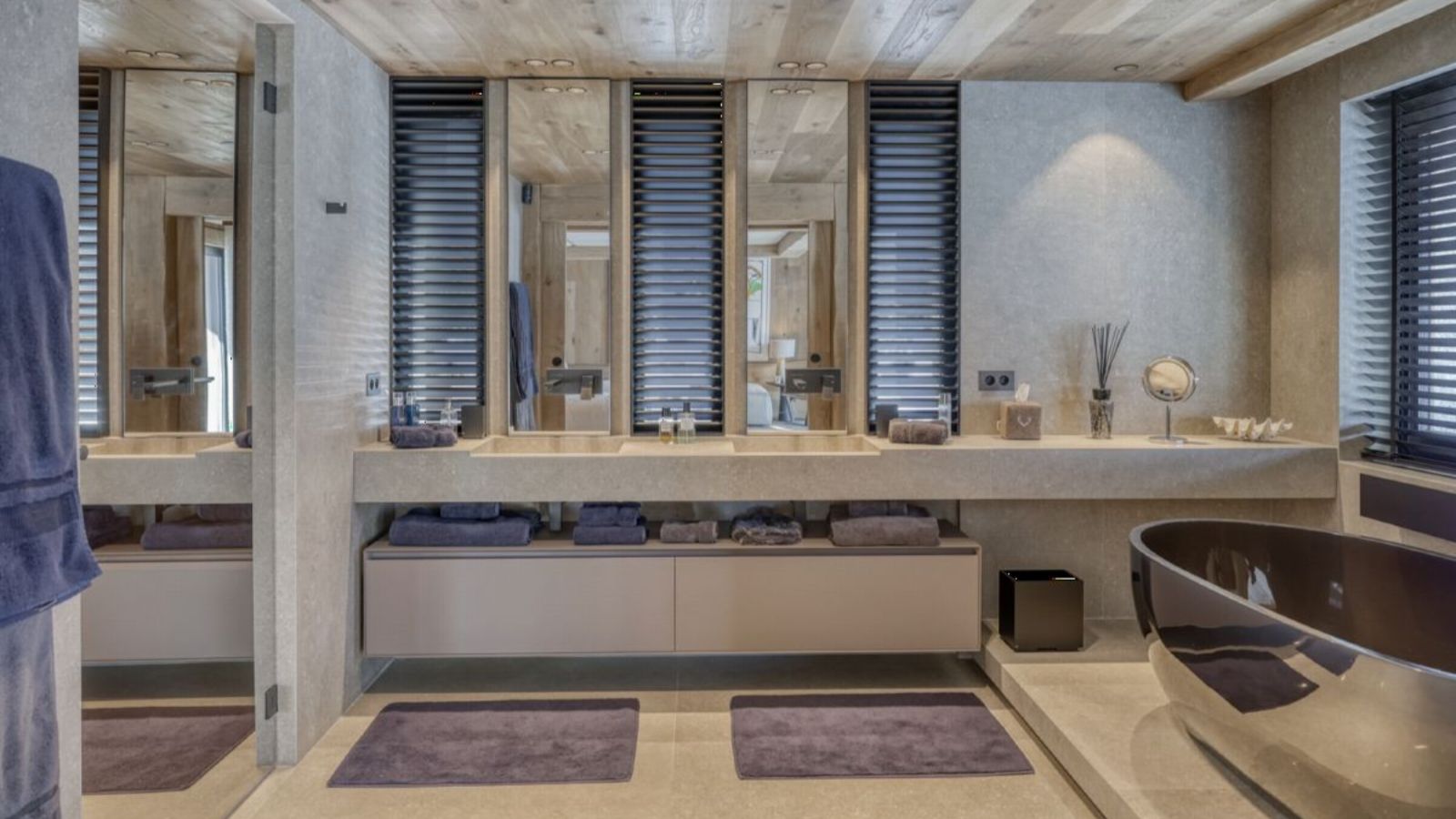 Luxury-ski-chalet Snow Cat-oxford-ski bathroom (2).jpg