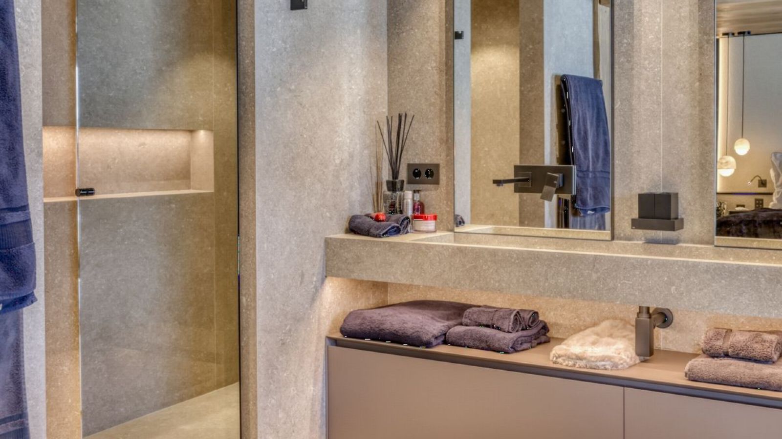 Luxury-ski-chalet Snow Cat-oxford-ski  Bathroom.jpg