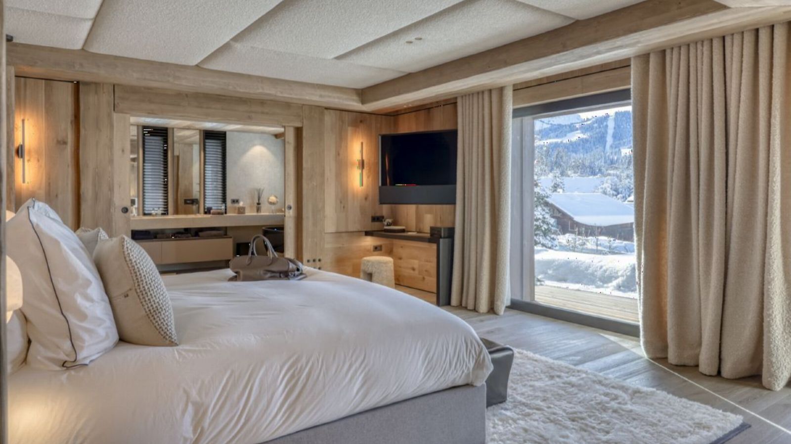 Luxury-ski-chalet Snow Cat-oxford-ski  Bedroom (4).jpg