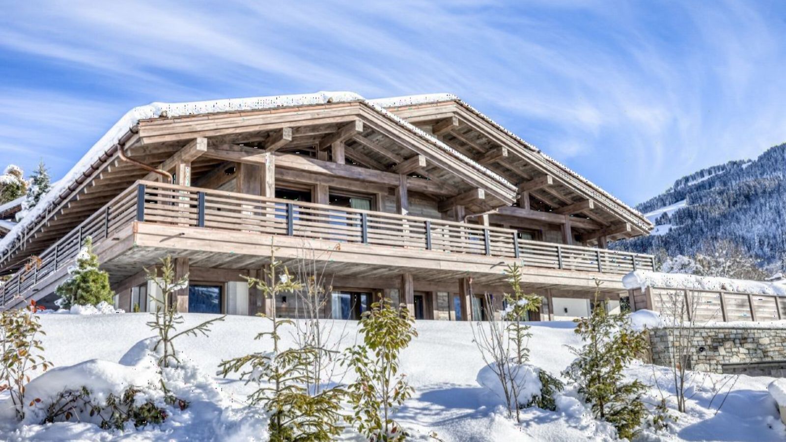 Luxury-ski-chalet Snow Cat-oxford-ski  Chalet Outside (2).jpg