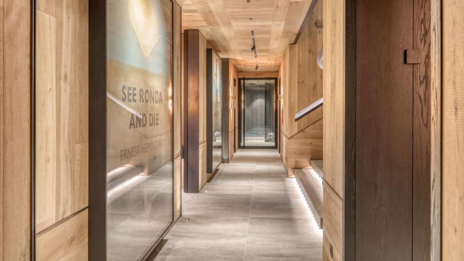 Luxury-ski-chalet Snow Cat -oxford-ski  Hall.jpg