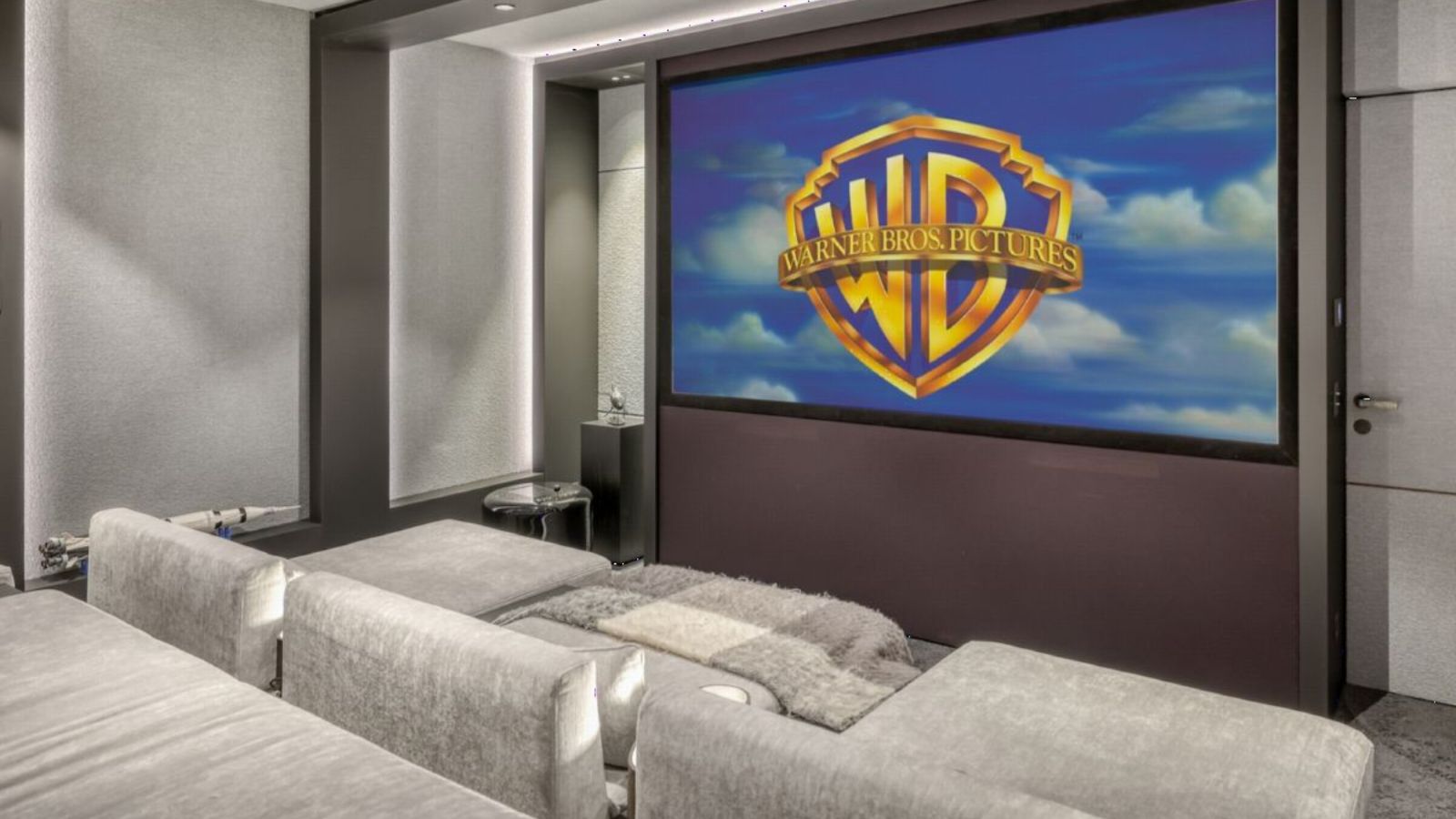 Luxury-ski-chalet Snow Cat -oxford-ski  Cinema (2).jpg