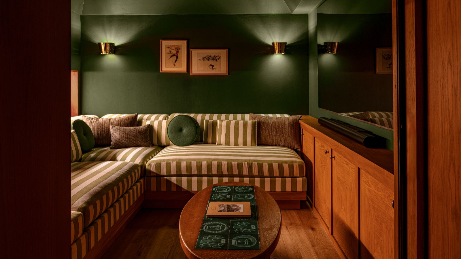 Luxury-ski-chalet Sarto-oxford-ski Cinema.jpg