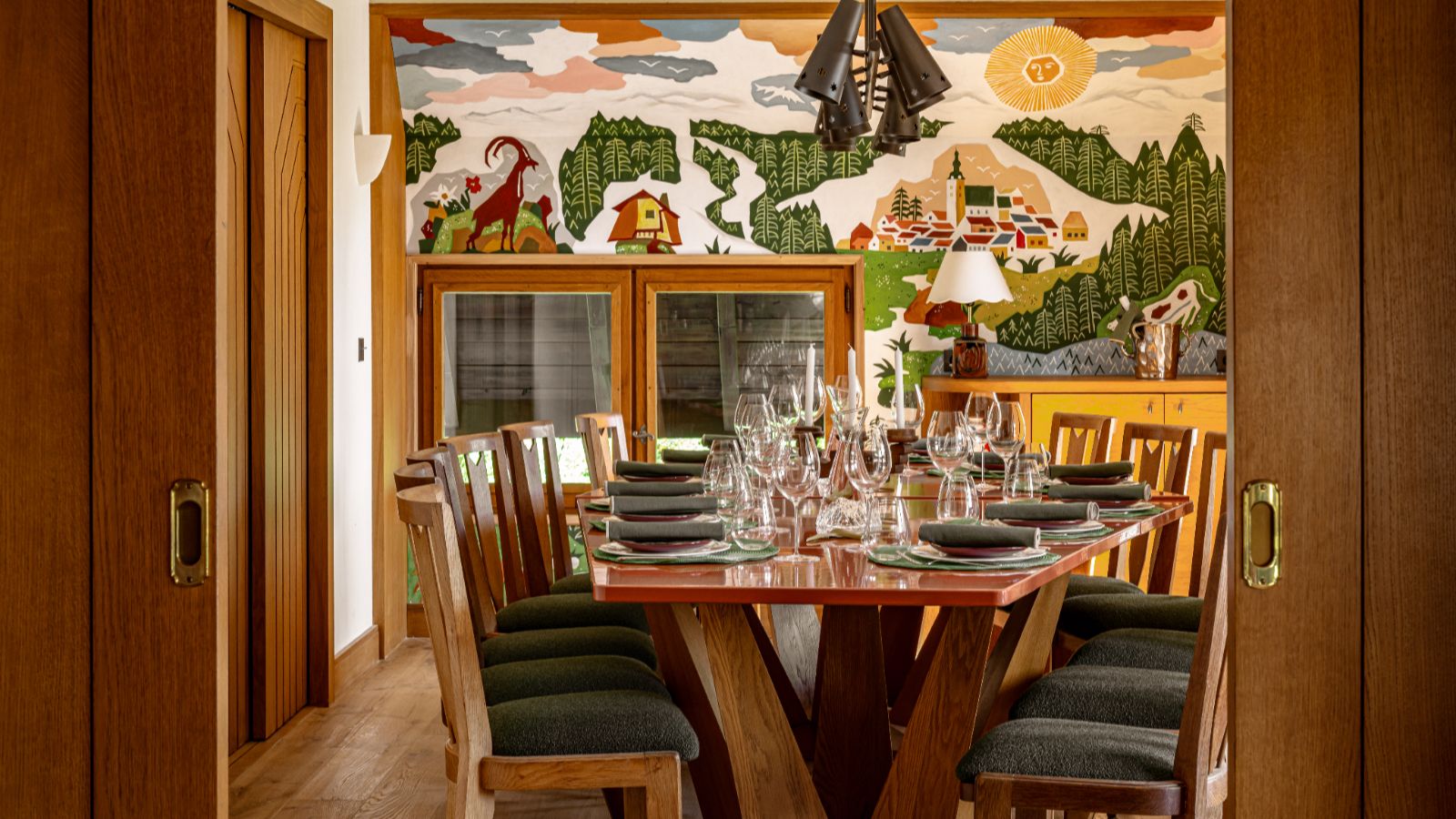 Luxury-ski-chalet Sarto-oxford-ski Dining.jpg