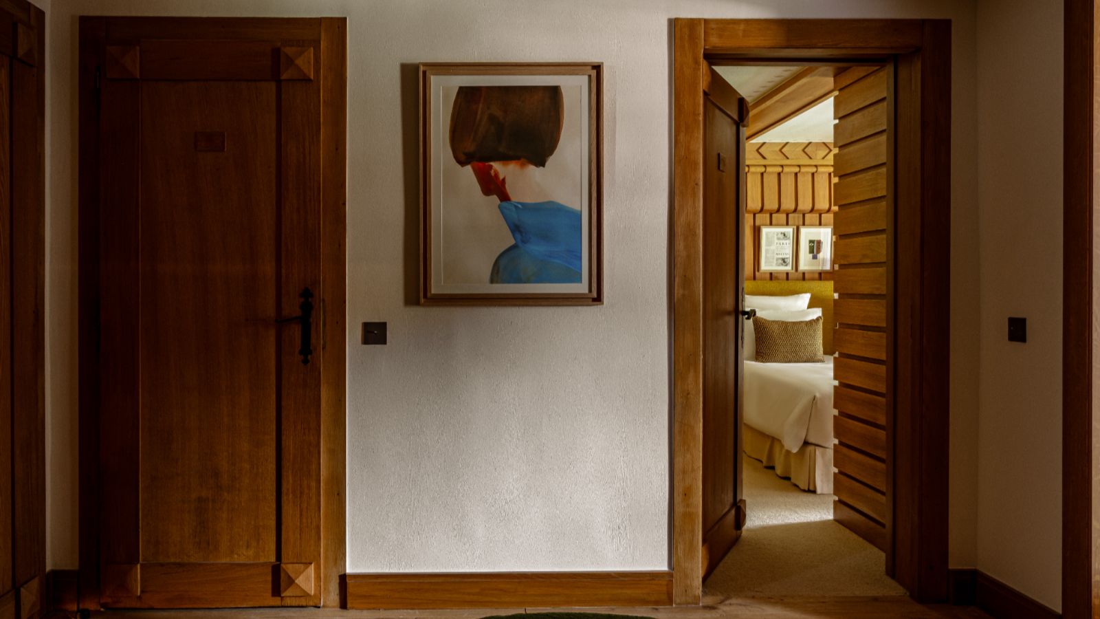 Luxury-ski-chalet Sarto-oxford-ski Hallway.jpg