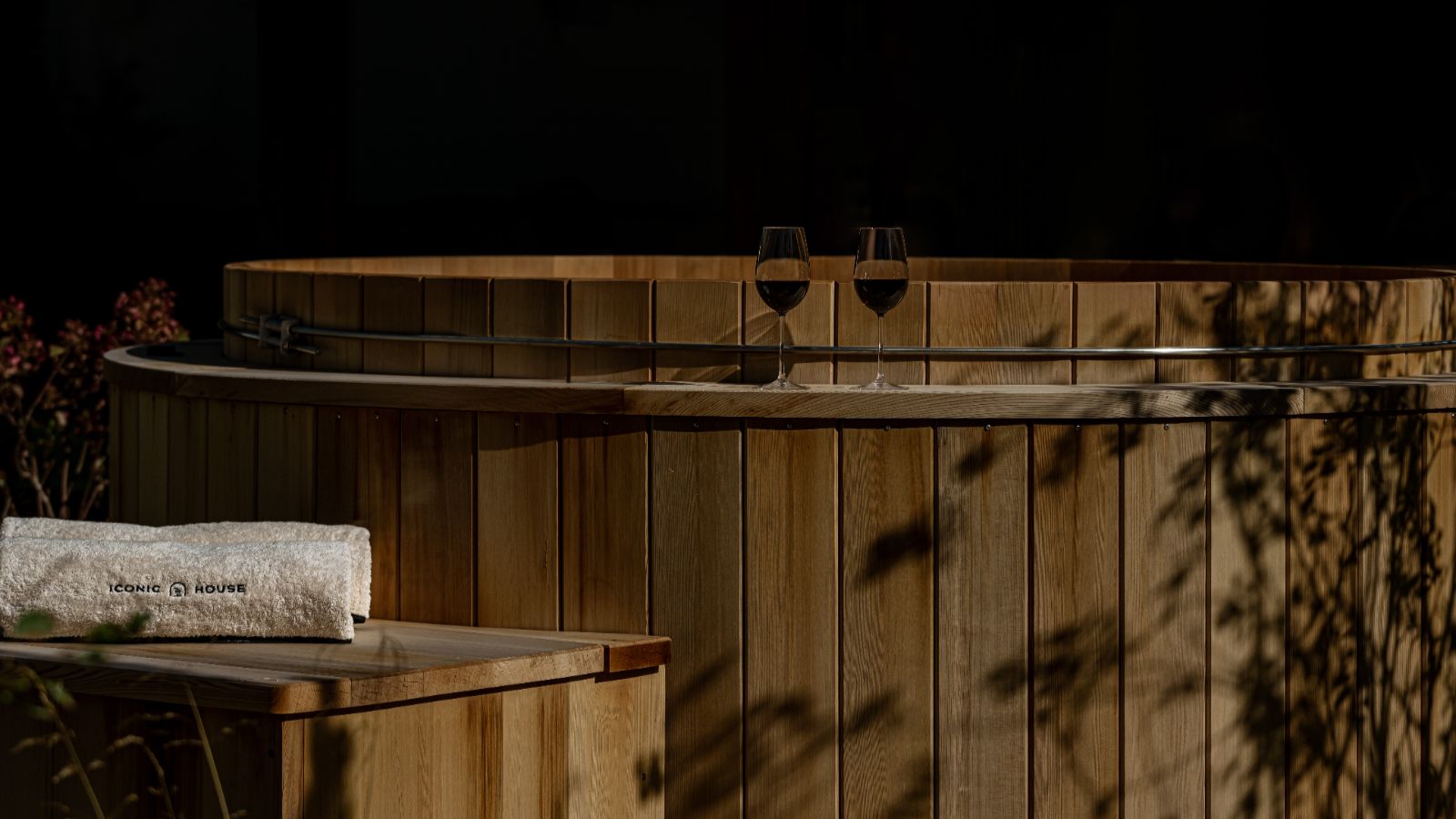 Luxury-ski-chalet Sarto-oxford-ski Hot Tub.jpg