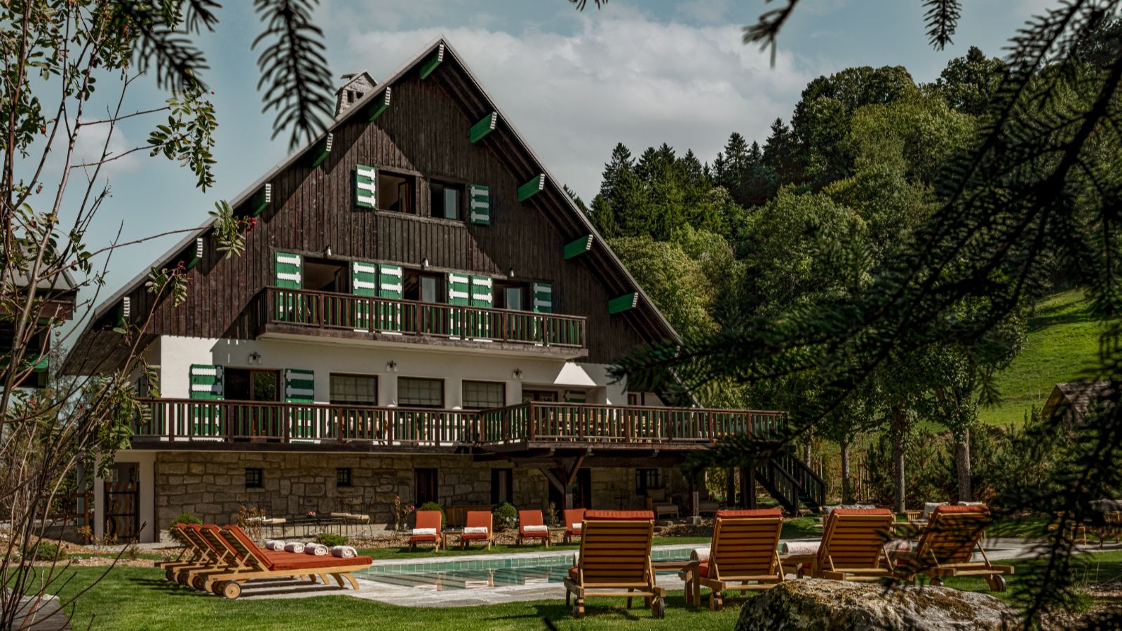 Luxury-ski-chalet Sarto-oxford-ski Outside Chalet (2).jpg