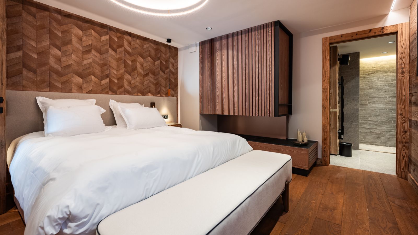 Luxury-ski-chalet Aston Crest -oxford-ski-Guest bedroom..jpg