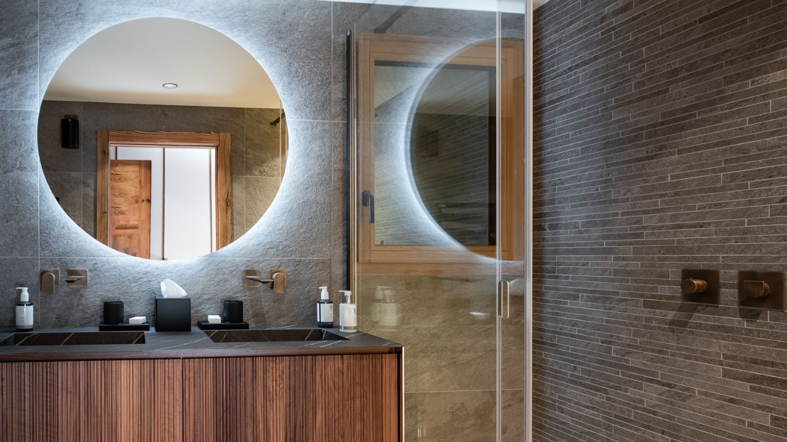 Luxury-ski-chalet Aston Crest -oxford-ski-Guest shower room (2).jpg