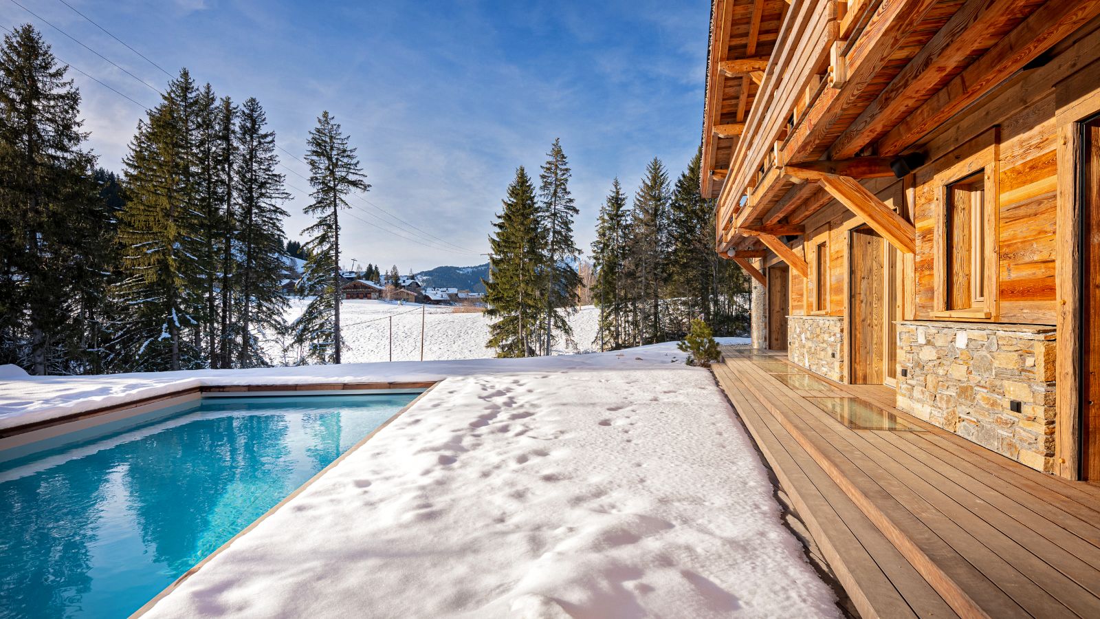 Luxury-ski-chalet Aston Crest -oxford-ski-Outdoor pool.jpg