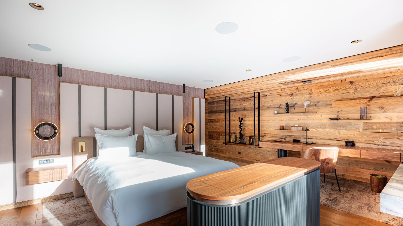 Luxury-ski-chalet Aston Crest -oxford-ski-Primary bedroom (2).jpg