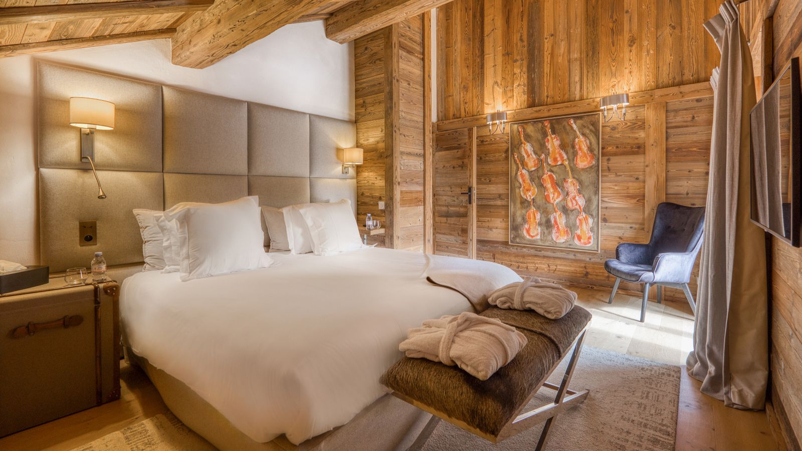 Luxury-ski-chalet des Soeurs -oxford-ski company-Primary bedroom.jpg