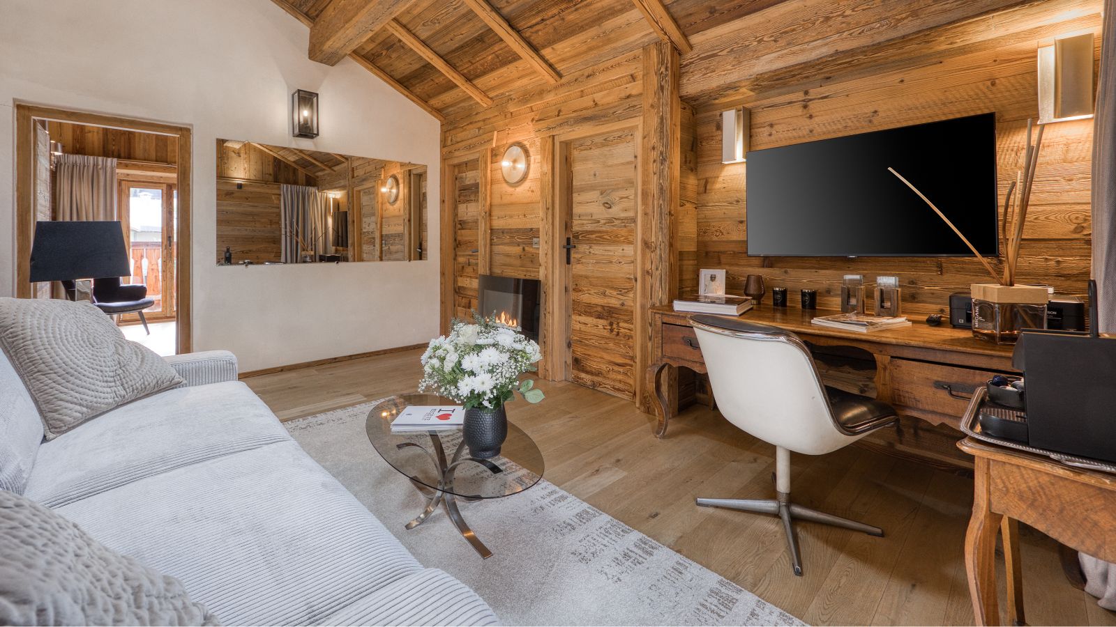 Luxury-ski-chalet des Soeurs -oxford-ski company-Primary bedroom's lounge (2).jpg