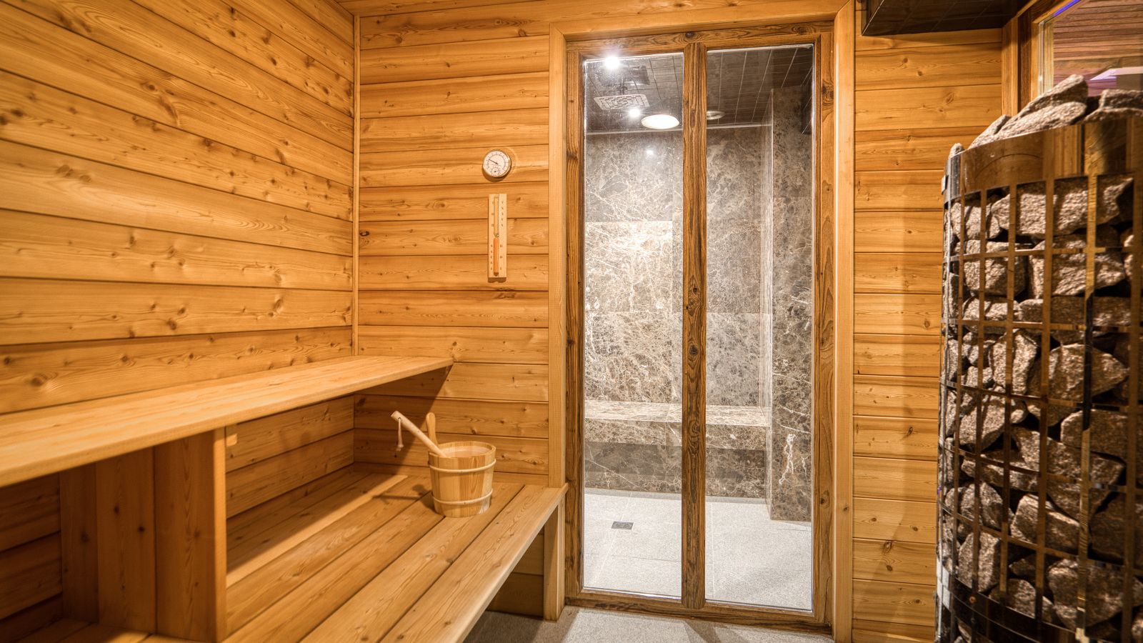 Luxury-ski-chalet des Soeurs -oxford-ski company-Sauna.jpg