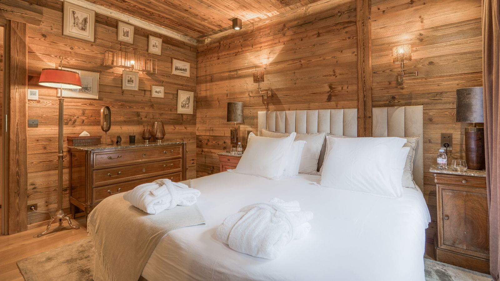 Luxury-ski-chalet des Soeurs -oxford-ski company- Bedroom.jpg