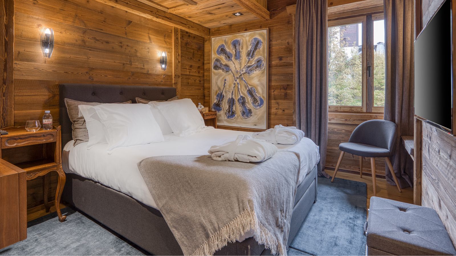 Luxury-ski-chalet des Soeurs -oxford-ski company Guest bedroom.jpg