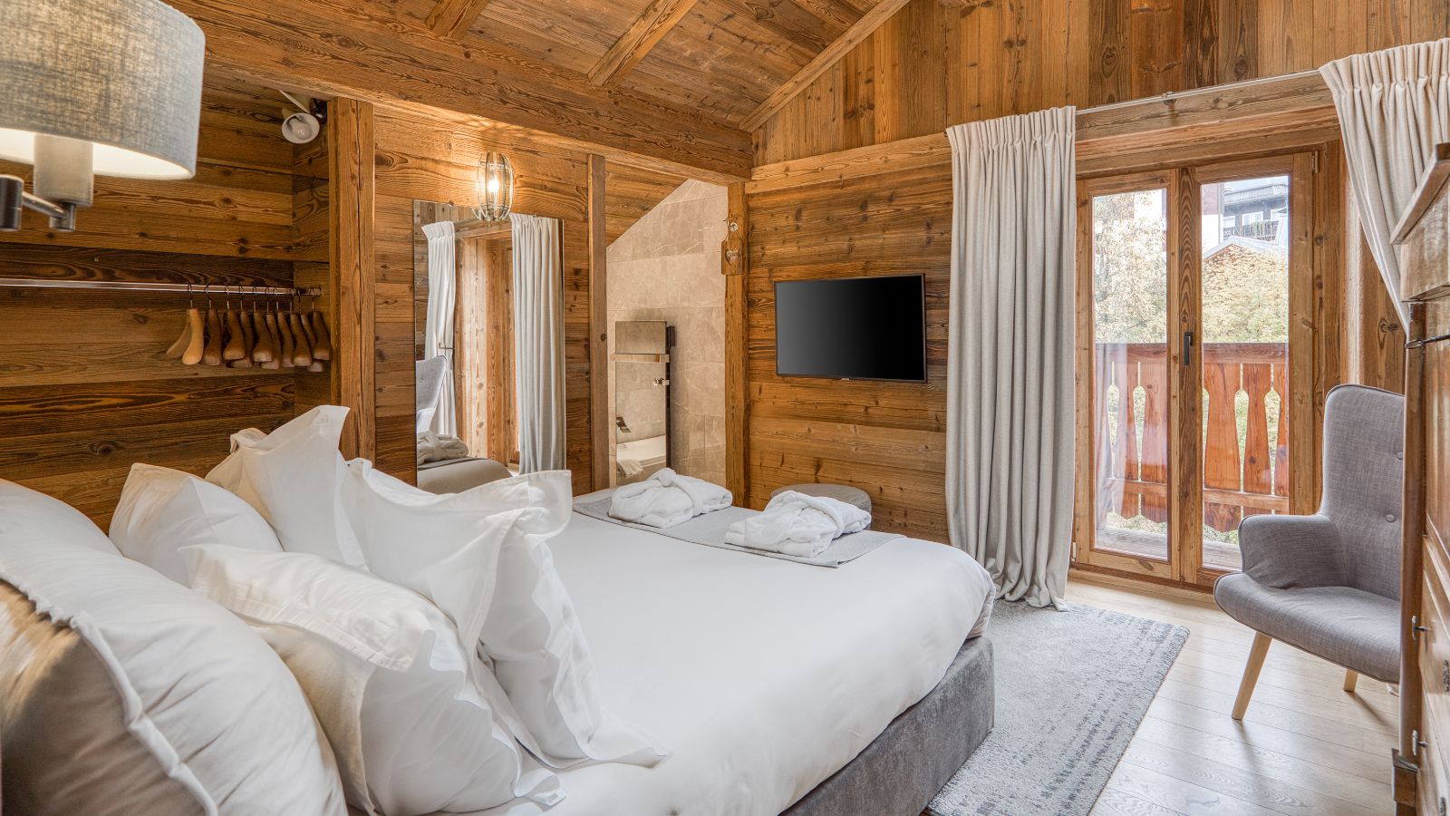 Luxury-ski-chalet des Soeurs -oxford-ski company -Guest bedroom.jpg