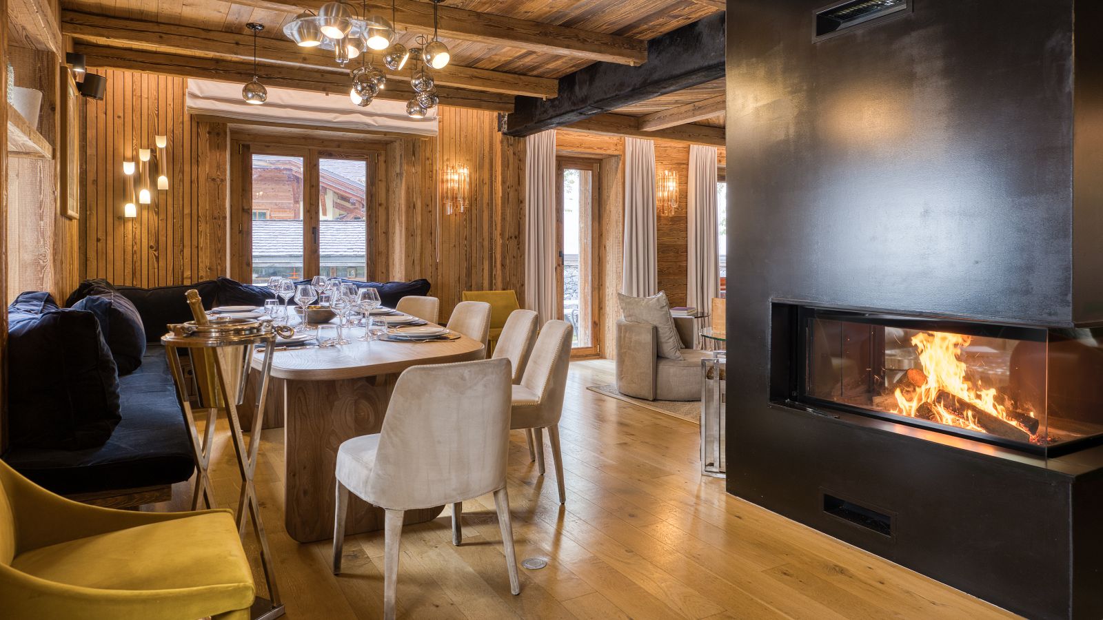 Luxury-ski-chalet des Soeurs -oxford-ski company-Dining area (2).jpg