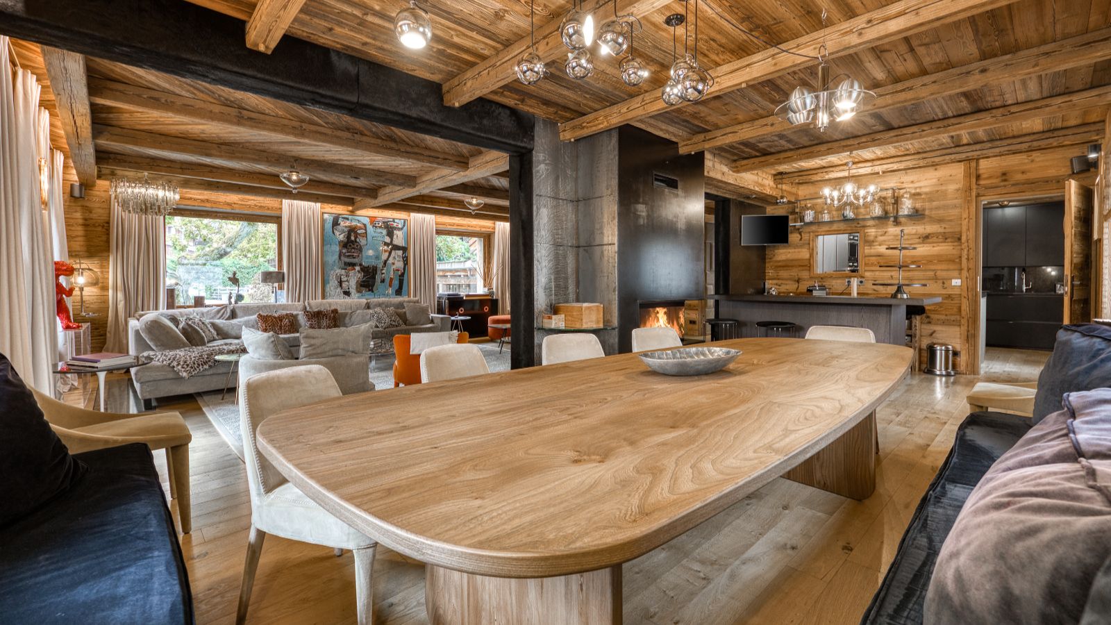 Luxury-ski-chalet des Soeurs -oxford-ski company-Dining area.jpg