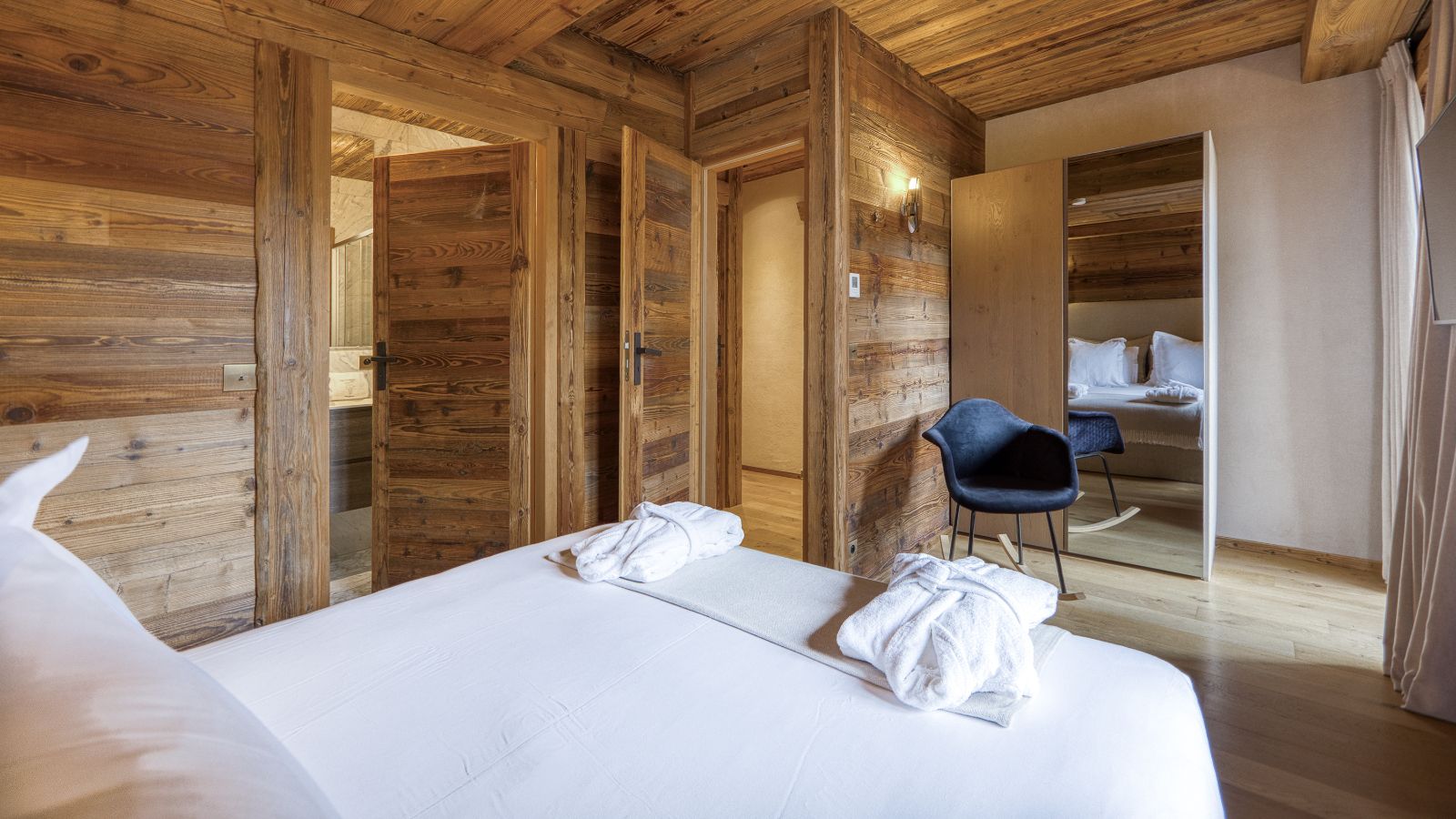 Luxury-ski-chalet des Soeurs -oxford-ski company-Family suite (2).jpg