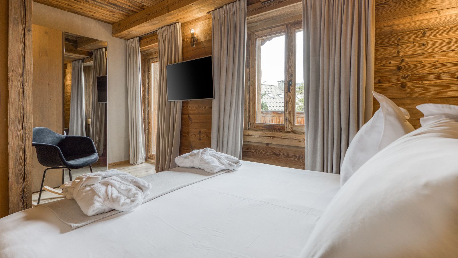 Luxury-ski-chalet des Soeurs -oxford-ski company-Family suite.jpg