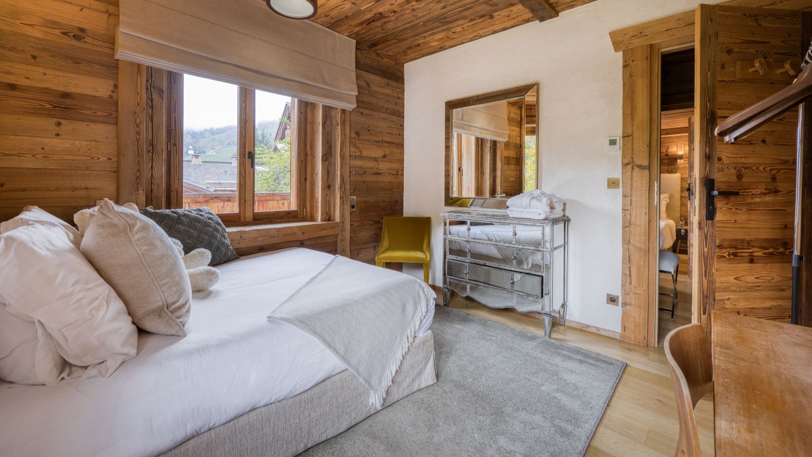 Luxury-ski-chalet des Soeurs -oxford-ski company-Family suite's children area.jpg